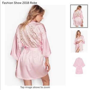 VS FASHION SHOW ROBE2018 hold for @kimfulp